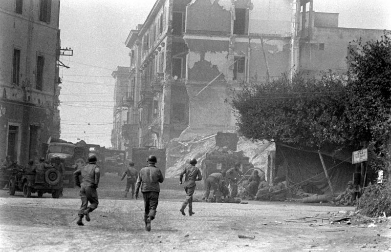 Illustration for article titled LIFE unveils unpublished photos of Allied troops fighting in Italy